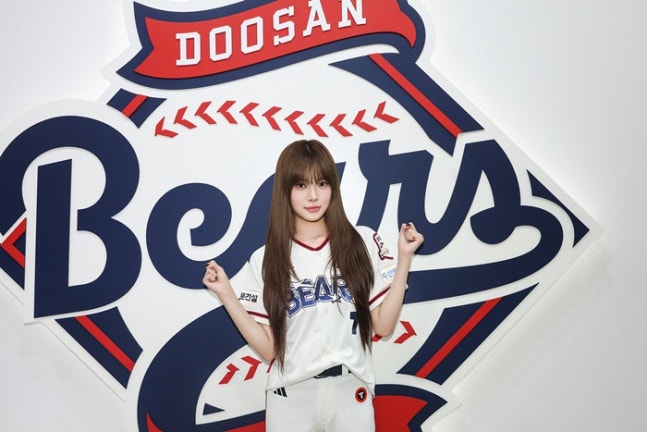 LE SSERAFIM’s Hong Eunchae Keeps Perfect Streak as Doosan Bears Rally After Her First Pitch